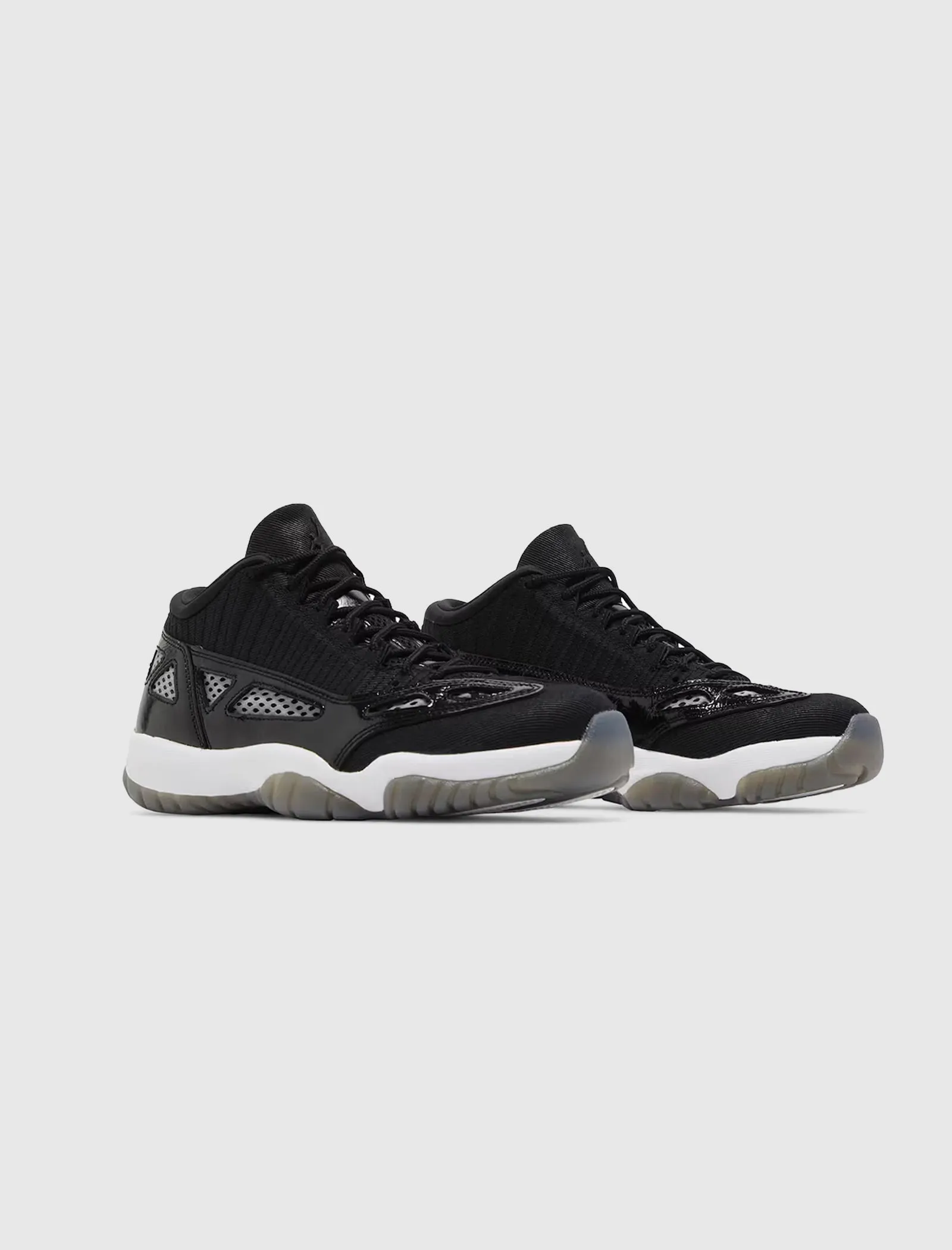 AIR JORDAN 11 RETRO LOW IE BLACK/WHITE